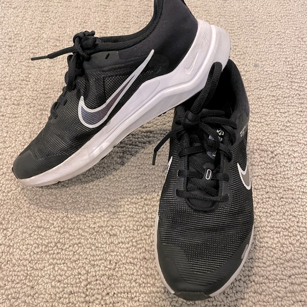 Nike girls black sneakers